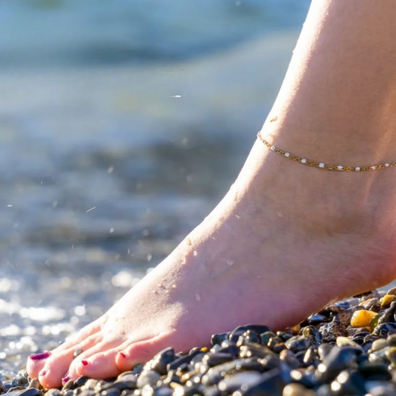 Feine Fußkettchen – Symbol für Beständigkeit und Stil